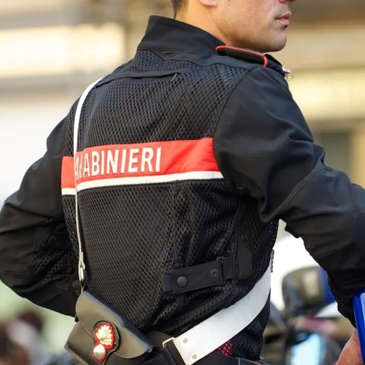 Ordina i mobili e non li paga poi perseguita e minaccia il commerciante: un arresto nel Vibonese