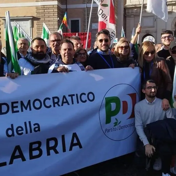 Anche il Pd calabrese in piazza a Roma: «C’è alternativa alla destra, ripartiamo da qui più forti di prima»