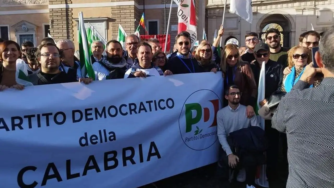 Anche il Pd calabrese in piazza a Roma: «C’è alternativa alla destra, ripartiamo da qui più forti di prima»