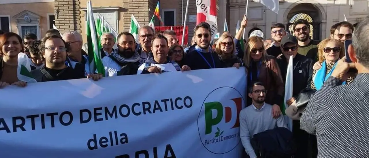 Anche il Pd calabrese in piazza a Roma: «C’è alternativa alla destra, ripartiamo da qui più forti di prima»