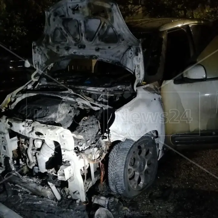 Incendio doloso a Corigliano Rossano, in fiamme l’auto del presidente del Consiglio comunale