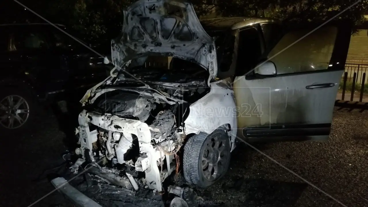 Incendio doloso a Corigliano Rossano, in fiamme l’auto del presidente del Consiglio comunale