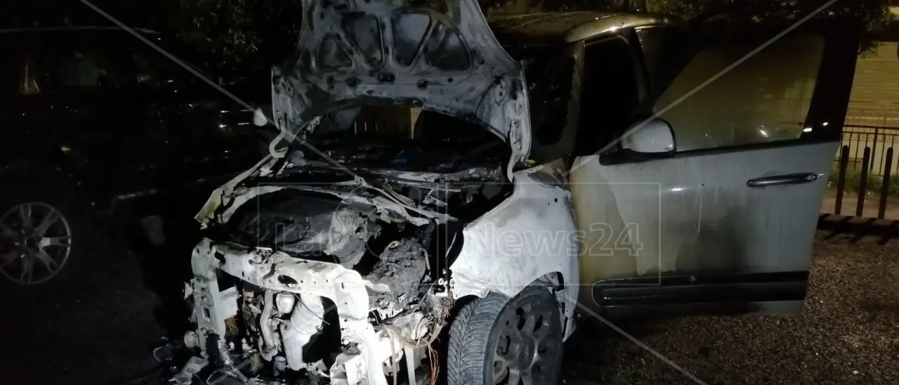 Incendio doloso a Corigliano Rossano, in fiamme l’auto del presidente del Consiglio comunale