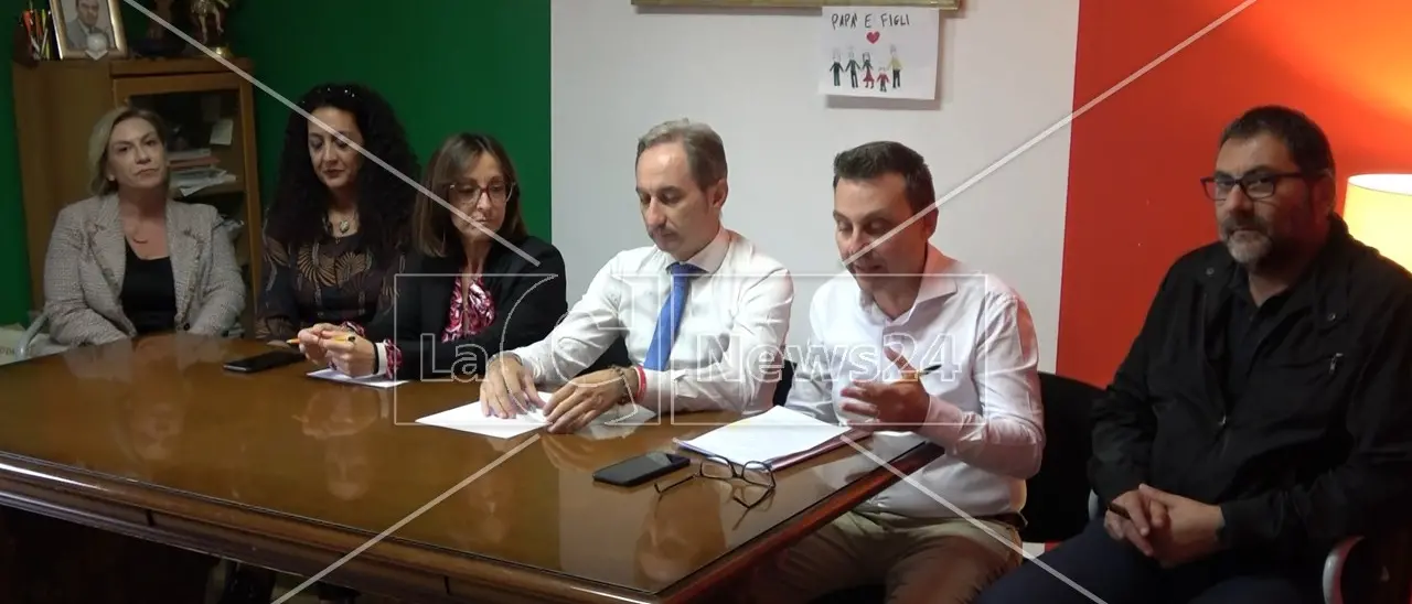 Il servizio idrico di Paola fa acqua da tutte le parti, le opposizioni: «Taglio in bolletta del 30% per risarcire i cittadini»