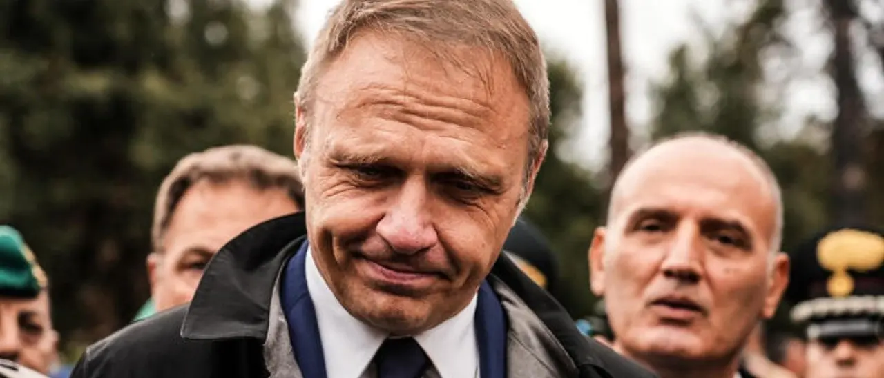 Il Frecciarossa è in ritardo: il ministro Lollobrigida fa fermare il treno per proseguire con l’auto blu