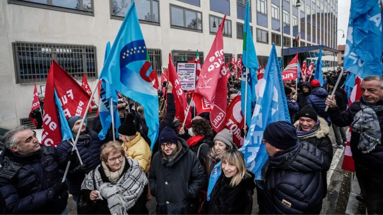 Il Garante boccia lo sciopero generale: «Non si può fare». Salvini: «Landini messo in castigo, non potrà fare il week end lungo»