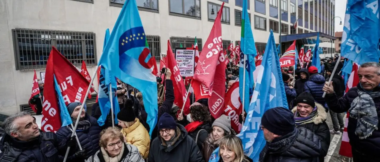 Il Garante boccia lo sciopero generale: «Non si può fare». Salvini: «Landini messo in castigo, non potrà fare il week end lungo»