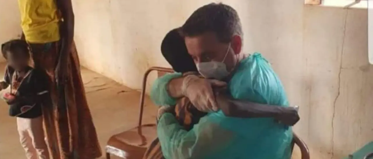 Dalla Calabria al cuore dell’Africa, il sindaco-pediatra in missione per «regalare un sorriso a tantissimi bambini»