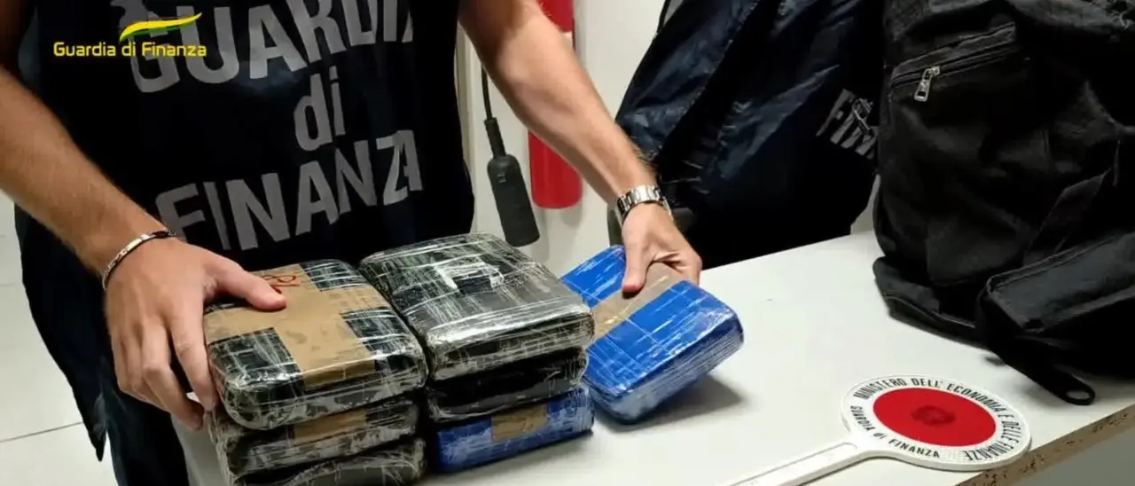 Corrieri della droga in bus dalla Calabria alla Liguria: «Così tanti soldi che non si potevano contare»