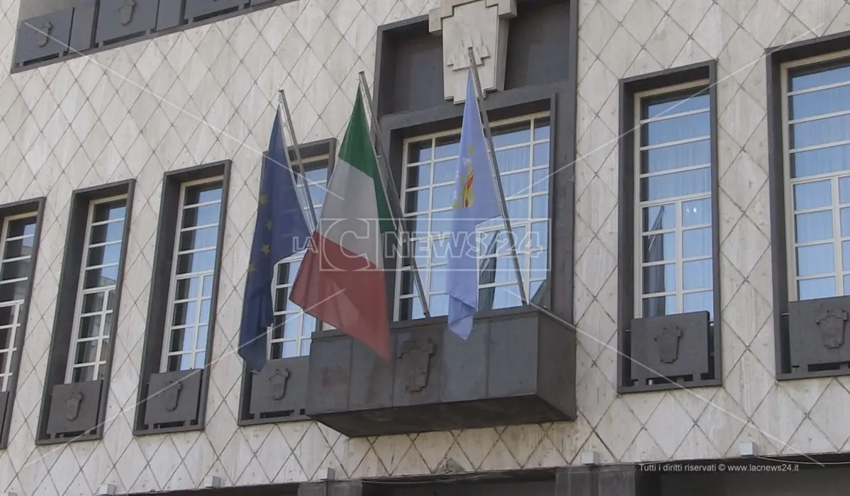 Fusione Cosenza, Castrolibero e Rende: Palazzo dei Bruzi pronto a ricorrere al Tar mentre si muove anche il M5s