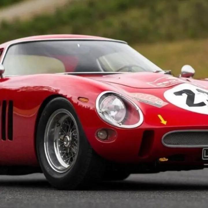 Una Ferrari del 1962 è stata venduta all’asta a 51,7 milioni di dollari