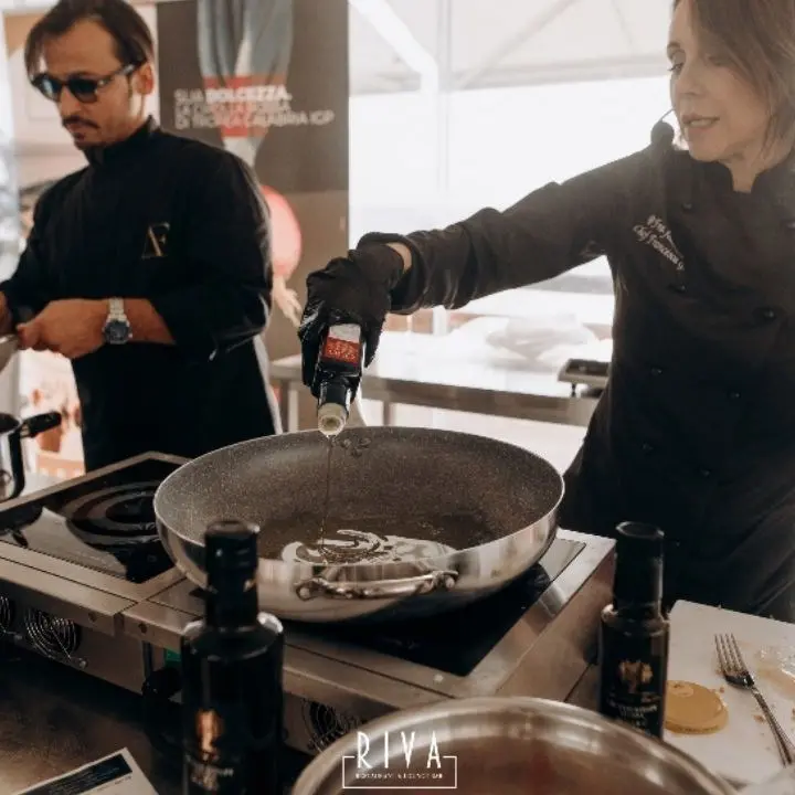 Successo per lo show cooking al Riva Restaurant con i food influencer Aquila e Gambacorta: protagonista la cipolla rossa di Tropea