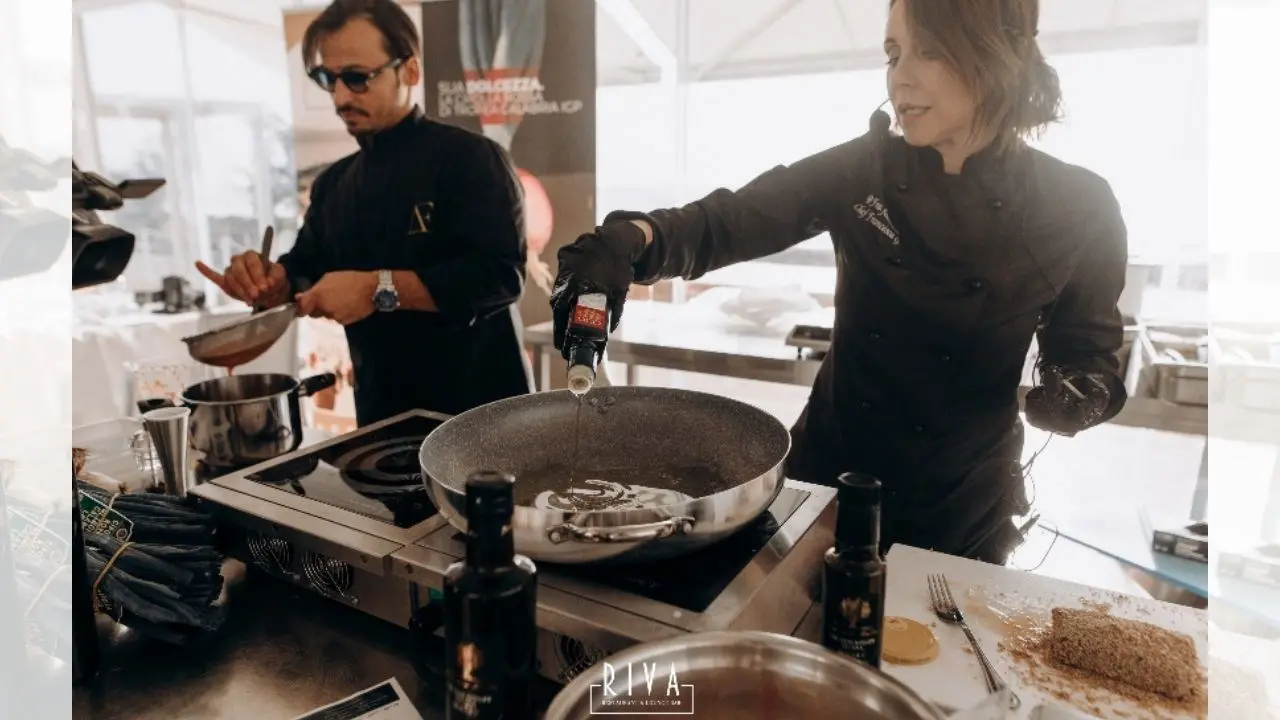 Successo per lo show cooking al Riva Restaurant con i food influencer Aquila e Gambacorta: protagonista la cipolla rossa di Tropea