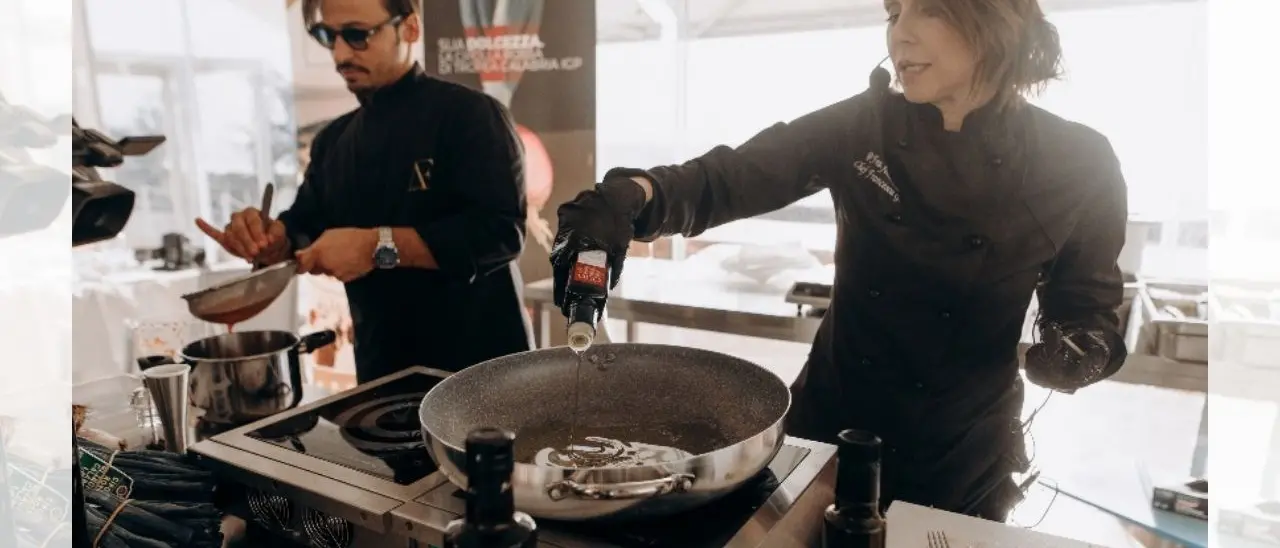 Successo per lo show cooking al Riva Restaurant con i food influencer Aquila e Gambacorta: protagonista la cipolla rossa di Tropea