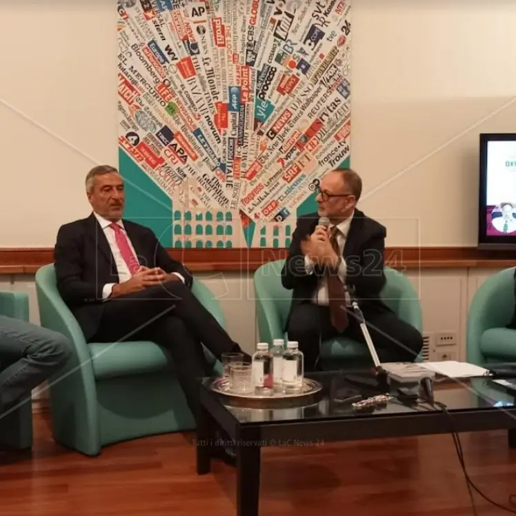 Oxypolitik, nel nuovo libro di Raffaele Rio una critica sferzante alla politica svuotata dei contenuti