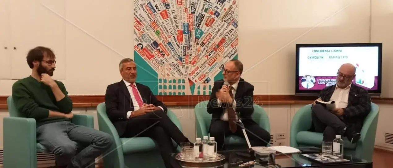 Oxypolitik, nel nuovo libro di Raffaele Rio una critica sferzante alla politica svuotata dei contenuti