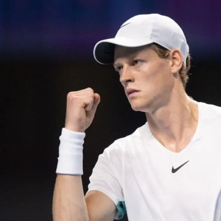 Tennis, apoteosi Sinner a Torino. L’italiano batte Djokovic e vede la semifinale