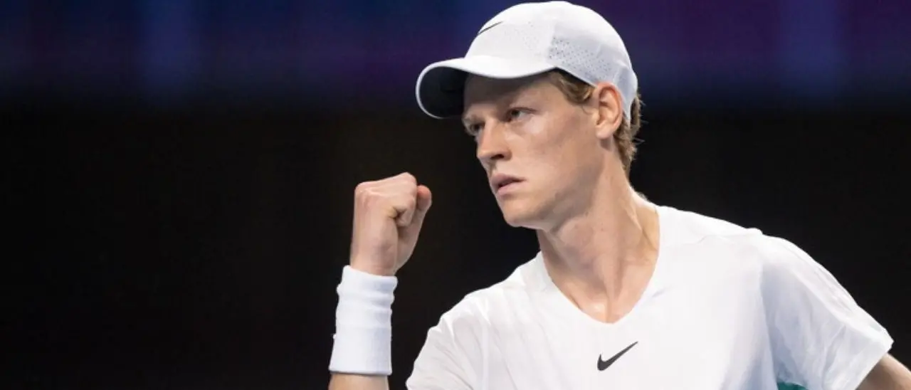 Tennis, apoteosi Sinner a Torino. L’italiano batte Djokovic e vede la semifinale