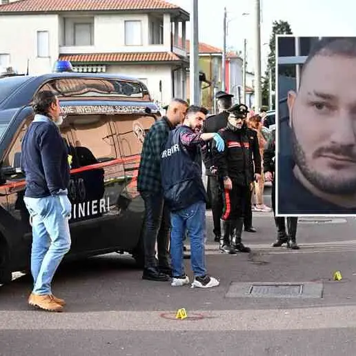 Il compagno tenta di ucciderla sparandole con una pistola, salvata dal vicino calabrese mentre scappa da un balcone
