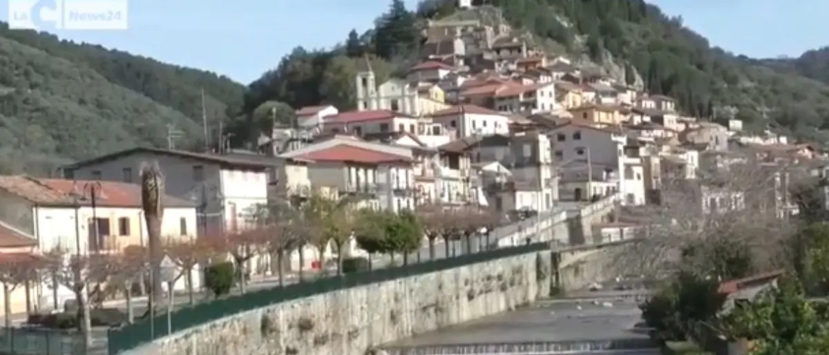 Galatro, danneggiano con un petardo una panchina comunale: denunciati tre minori