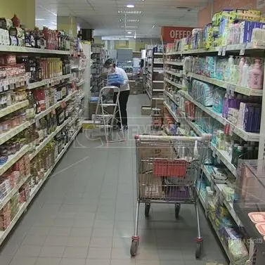 Ruba in un supermercato a Crotone e si scaglia contro i dipendenti con una catena in acciaio: arrestato