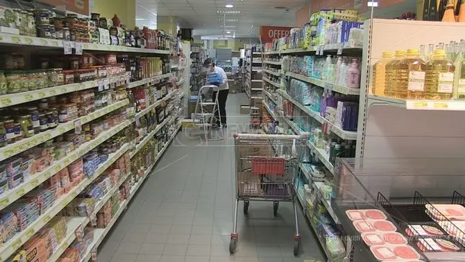 Ruba in un supermercato a Crotone e si scaglia contro i dipendenti con una catena in acciaio: arrestato