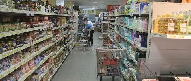 Ruba in un supermercato a Crotone e si scaglia contro i dipendenti con una catena in acciaio: arrestato