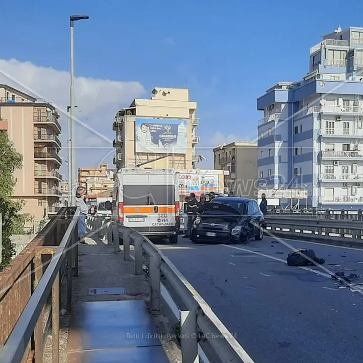 Incidente a Catanzaro Lido, traffico paralizzato dopo lo scontro fra due auto