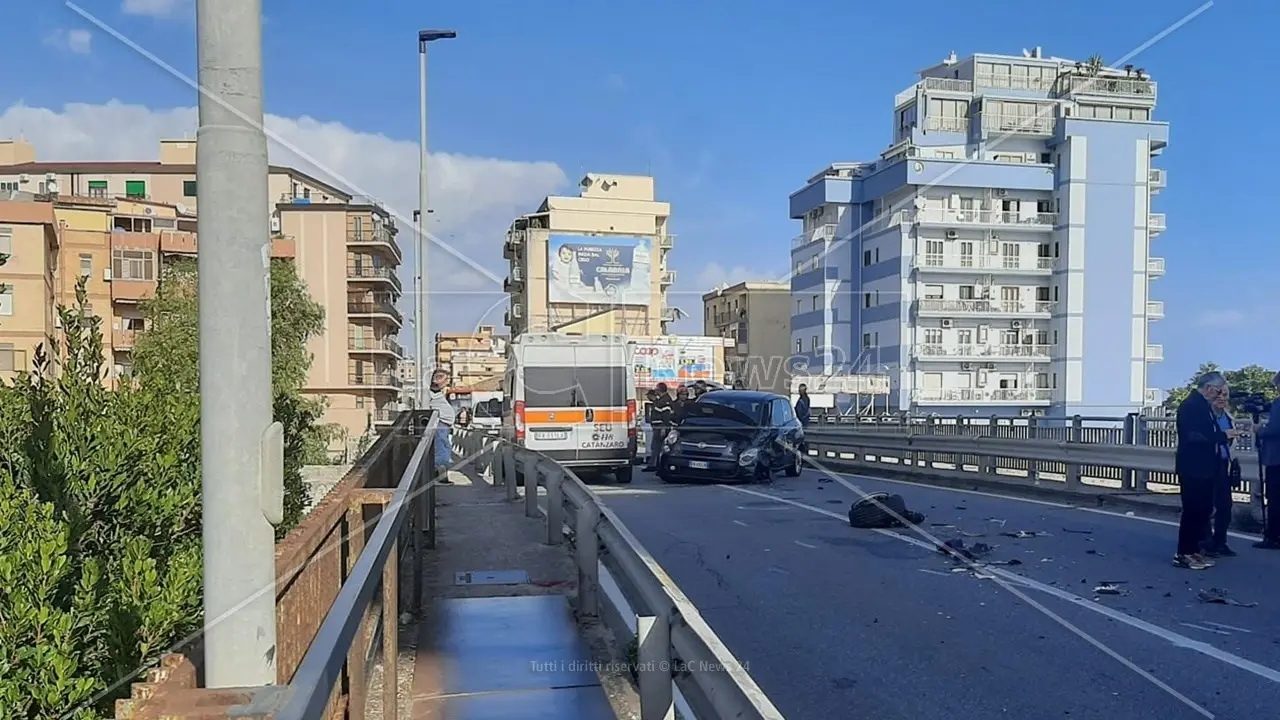 Incidente a Catanzaro Lido, traffico paralizzato dopo lo scontro fra due auto