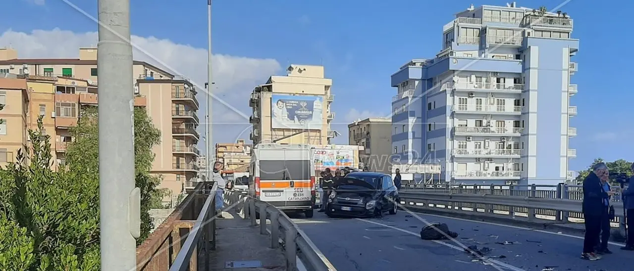 Incidente a Catanzaro Lido, traffico paralizzato dopo lo scontro fra due auto