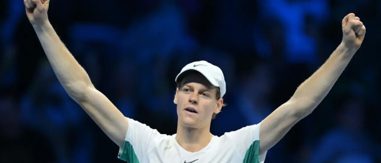 Tennis, Sinner è già in semifinale. Il tennista italiano si qualifica grazie al set perso da Djokovic