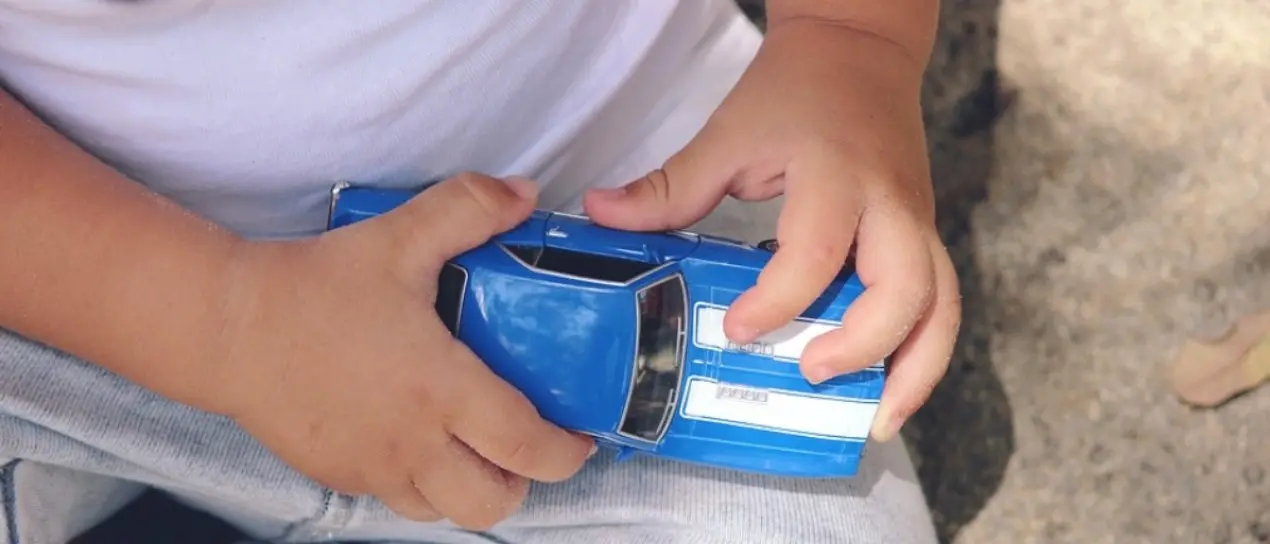 Neonato abbandonato in un sacchetto: dopo 3 anni dovrà ritornare con la madre. I genitori affidatari lanciano una petizione