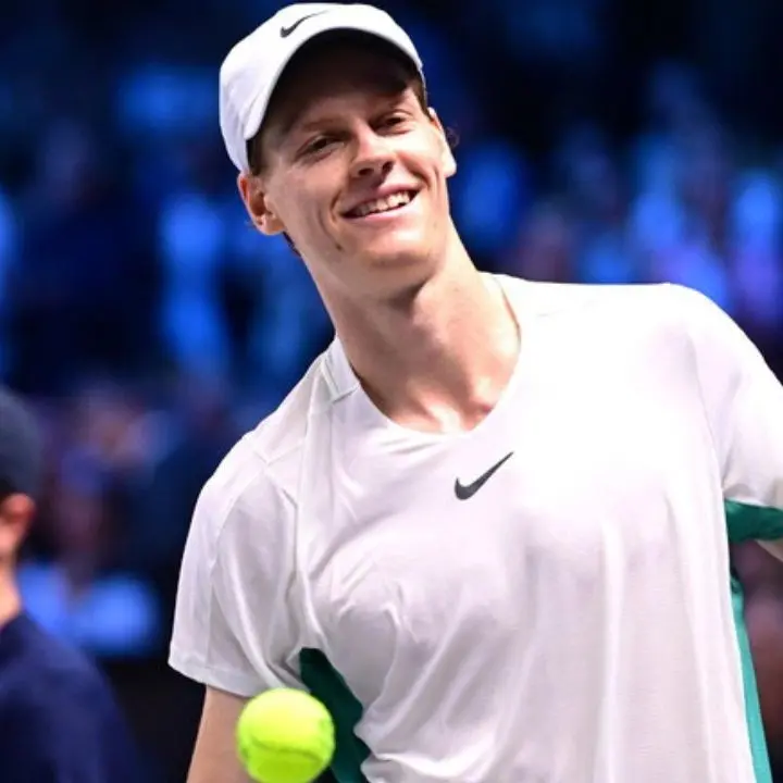 Tennis, Sinner fa 60! Il tennista italiano vince con Rune e salva… Djokovic