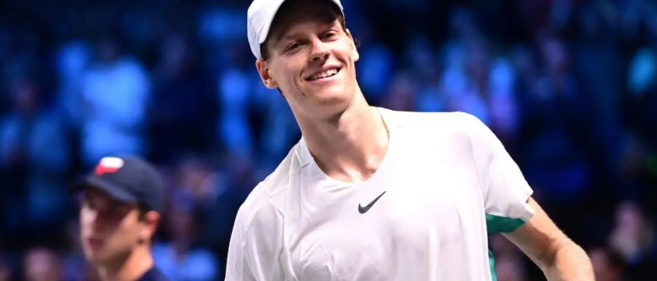 Tennis, Sinner fa 60! Il tennista italiano vince con Rune e salva… Djokovic