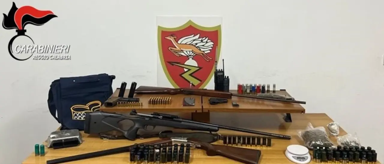 Reggio Calabria, trovate dai carabinieri armi e munizioni nascoste tra i rifiuti