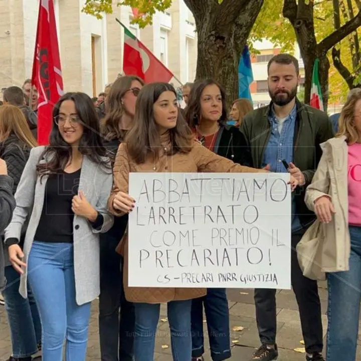 Il segretario calabrese della Cgil in piazza a Cosenza contro la manovra: «Legge di Bilancio, lacrime e sangue»