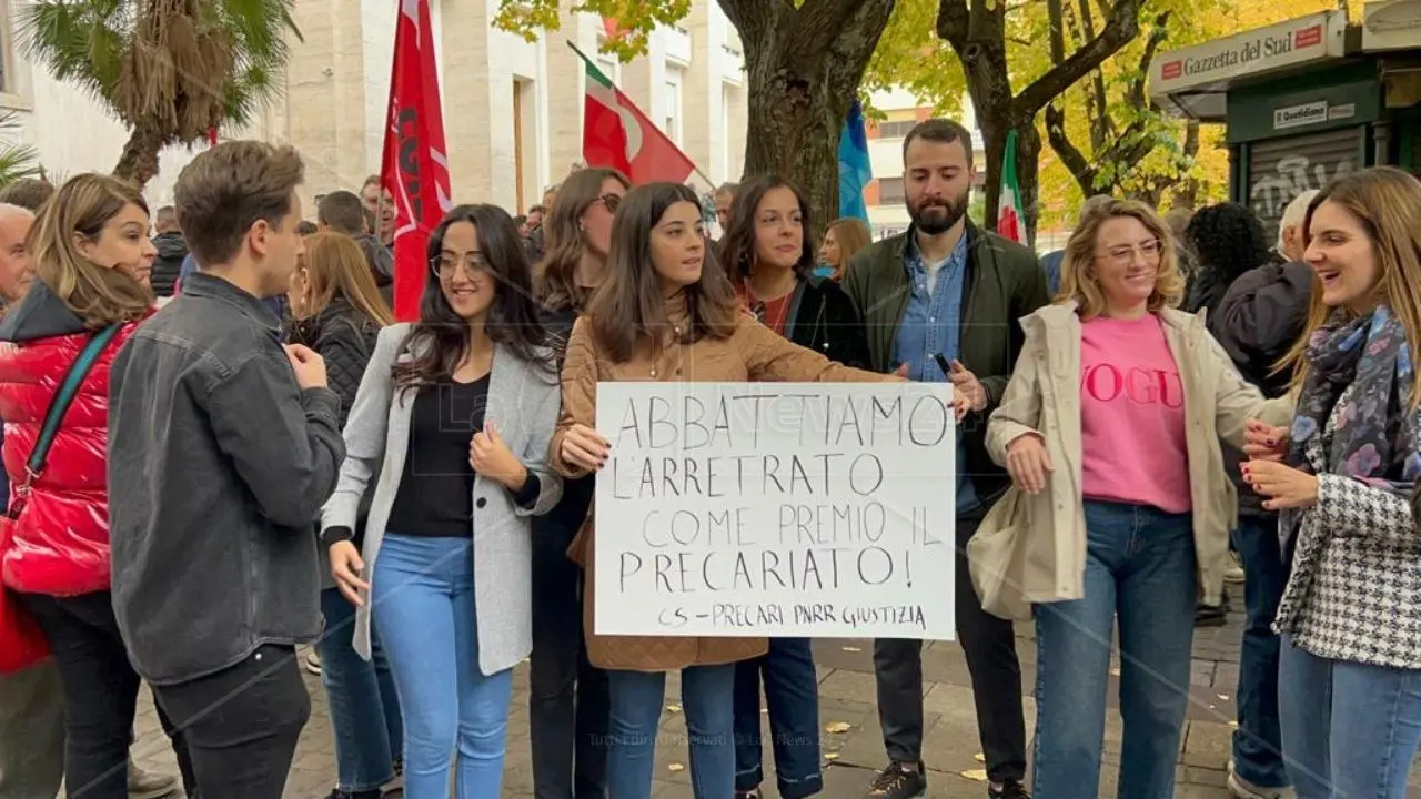 Il segretario calabrese della Cgil in piazza a Cosenza contro la manovra: «Legge di Bilancio, lacrime e sangue»