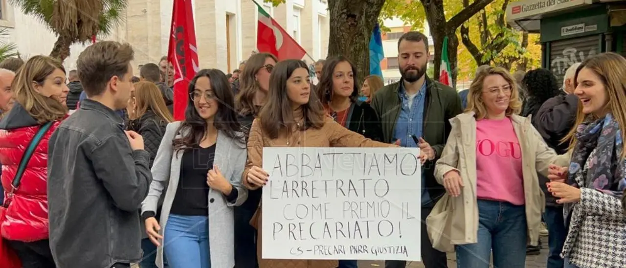 Il segretario calabrese della Cgil in piazza a Cosenza contro la manovra: «Legge di Bilancio, lacrime e sangue»