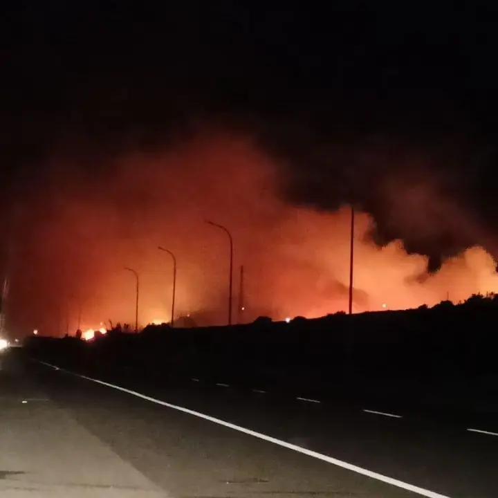 In fiamme una cabina elettrica nei pressi della statale 106: black out tra Camini e Riace Marina