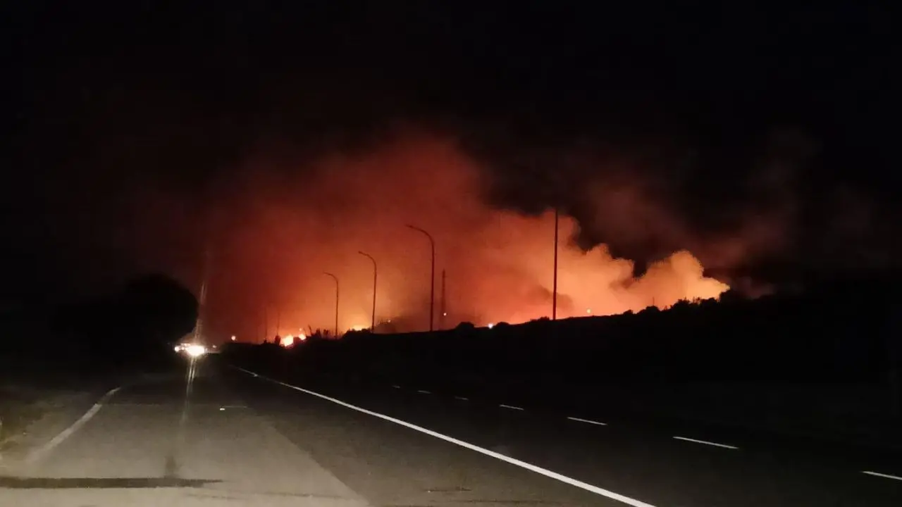 In fiamme una cabina elettrica nei pressi della statale 106: black out tra Camini e Riace Marina