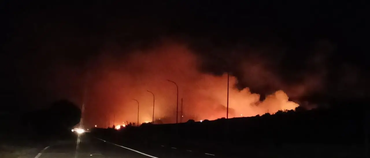 In fiamme una cabina elettrica nei pressi della statale 106: black out tra Camini e Riace Marina