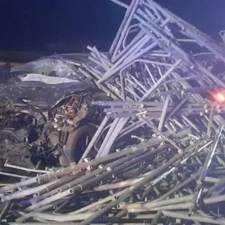 Incidente nel Reggiano, tir perde il carico che travolge tre auto: due morti e tre feriti. Camionista in fuga