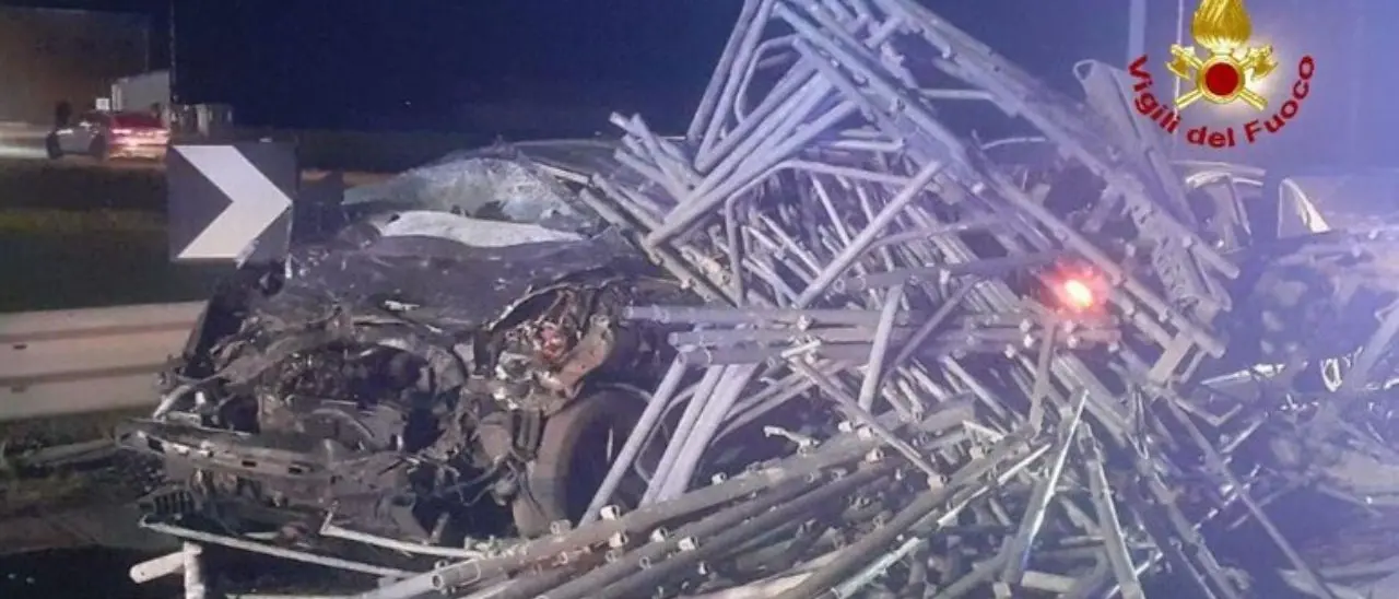 Incidente nel Reggiano, tir perde il carico che travolge tre auto: due morti e tre feriti. Camionista in fuga