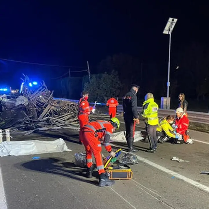 Arrestato il conducente del tir il cui carico ha travolto e ucciso due giovani: era senza patente