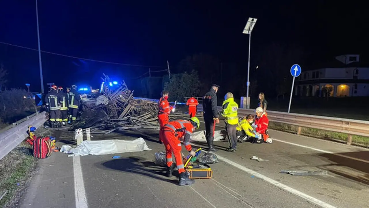 Arrestato il conducente del tir il cui carico ha travolto e ucciso due giovani: era senza patente