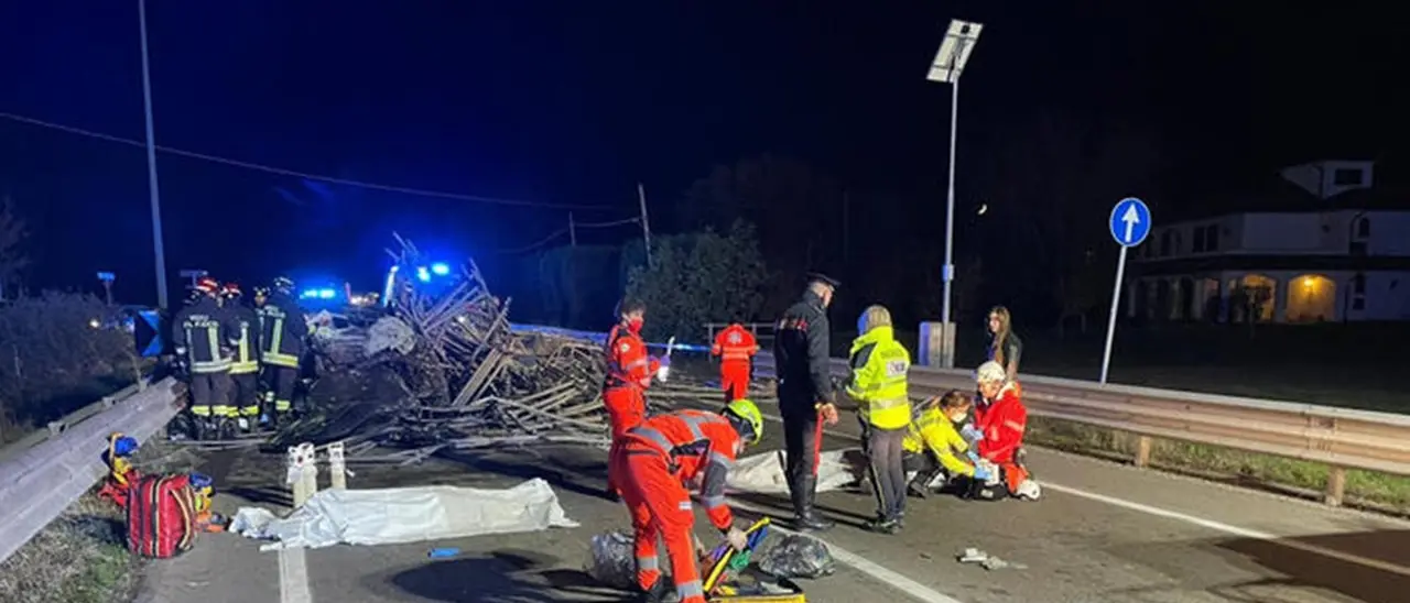Arrestato il conducente del tir il cui carico ha travolto e ucciso due giovani: era senza patente
