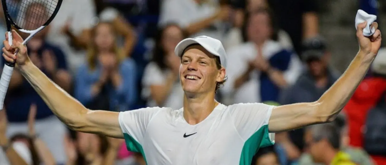 Tennis, Sinner il sogno continua. Il tennista italiano batte Medvedev e vola in finale