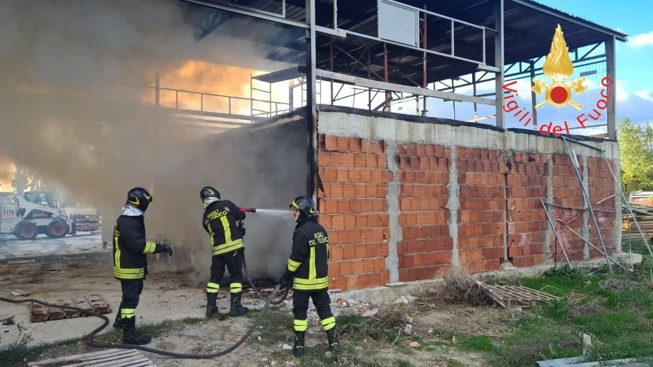 Incendio a Catanzaro, in fiamme un deposito di materiali edili in località Germaneto