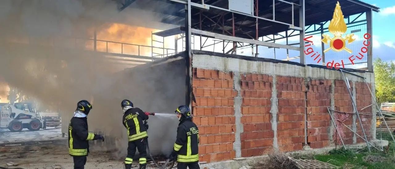 Incendio a Catanzaro, in fiamme un deposito di materiali edili in località Germaneto