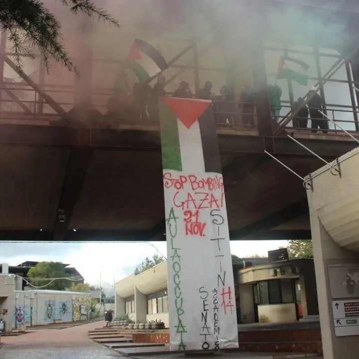 Unical, studenti occupano l’aula Caldora a sostegno del popolo palestinese: «Fermiamo il massacro di civili»